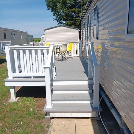 Great 8 Berth Caravan For Hire At Seawick Holiday Park In Essex Ref 27227Sw Clacton-on-Sea Eksteriør bilde