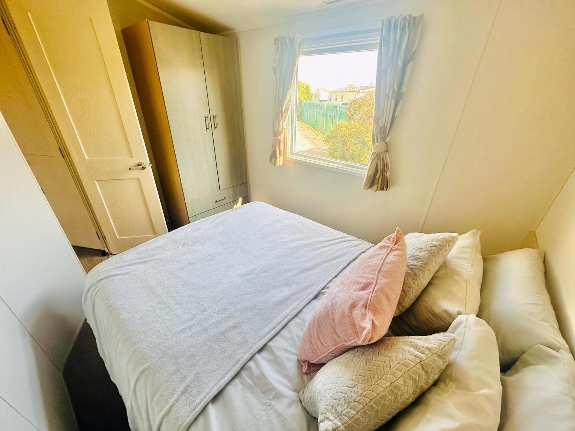 Great 8 Berth Caravan For Hire At Seawick Holiday Park In Essex Ref 27227Sw Clacton-on-Sea Eksteriør bilde