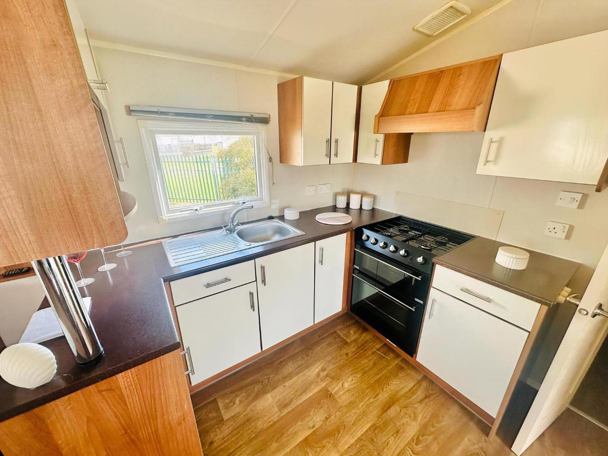 Great 8 Berth Caravan For Hire At Seawick Holiday Park In Essex Ref 27227Sw Clacton-on-Sea Eksteriør bilde